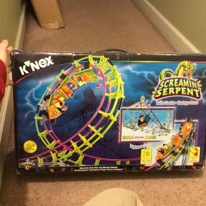 K’nex screamin serpent building roller coaster 10+